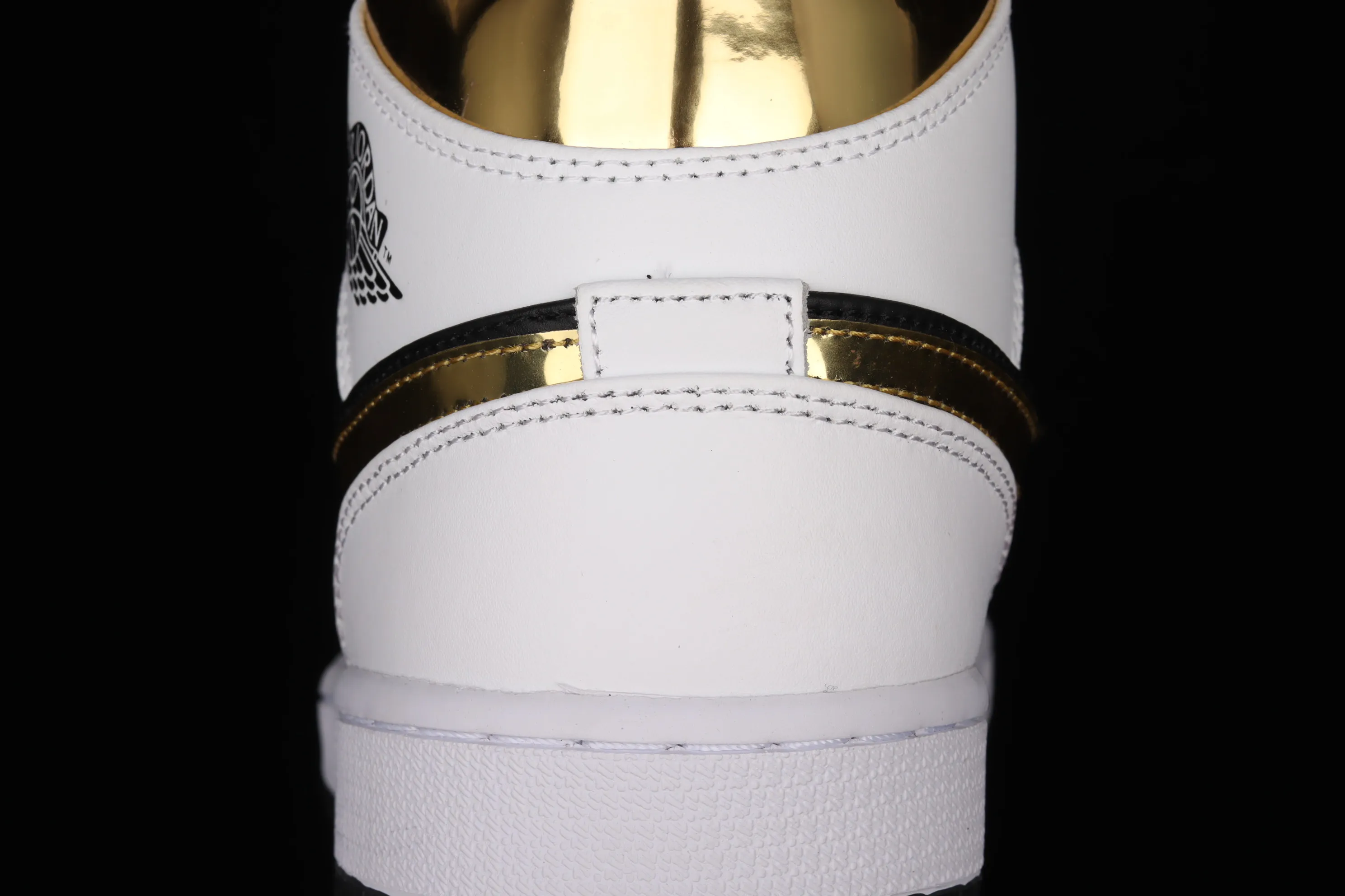 All categories Air Jordan Jordan series basketball shoes Air Jordan 1 Mid Air Jordan 1 Mid SE AJ1 Joe 1 white black gold Zhongbang basketball shoes 554724-190